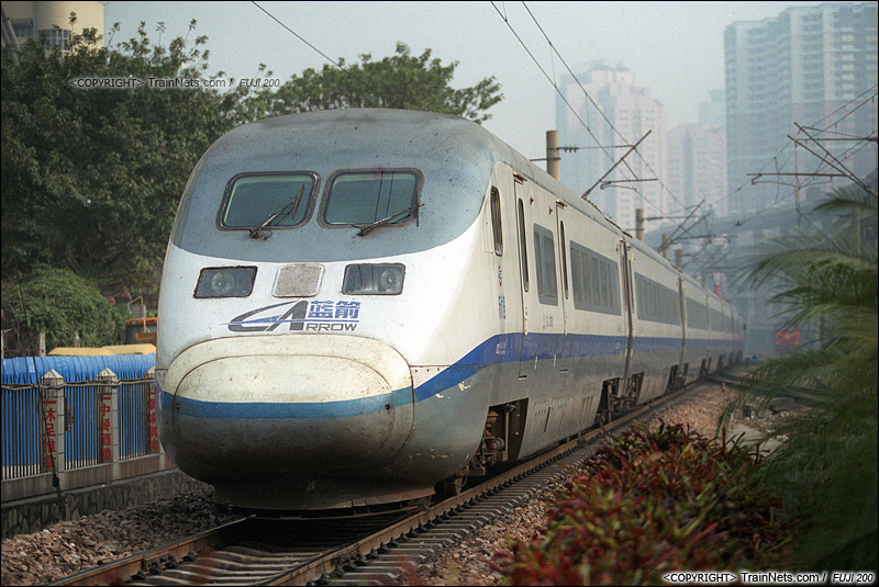 2005年2月，广州，射击场道口。 一列蓝箭动车组从广州站发出，开往深圳。（P4028）
