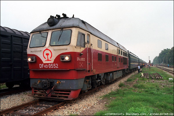 列车由DF4D牵引。（D4212）