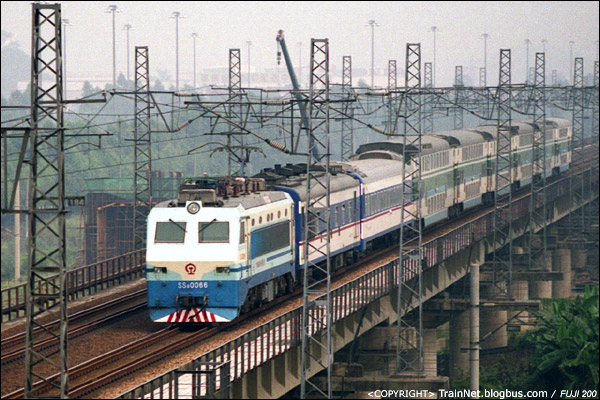 2006年10月，广东，广州吉山。SS8-0066牵引着广深城际准高速列车前往广州。2006年的“广深三剑客”之一。（A4627）