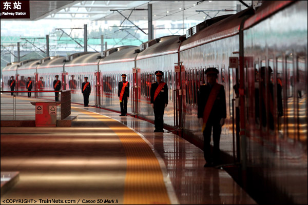 2013年1月14日。深圳东站。K1092次深圳东-成都东首发列车，乘务员站在全新的25G前迎客。（IMG-0957-130114）