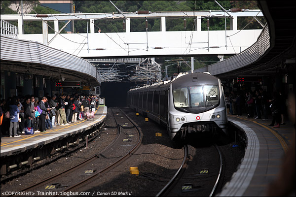 2012月12月7日，香港，东铁线，九龙塘站。早高峰，一列俗称“乌蝇头”的东铁线列车驶入九龙塘站。（IMG-2365-121207）