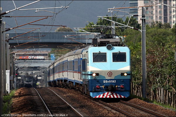 2012年12月14日。香港粉岭站。T817次广州东-九龙即将通过粉岭火车站。（IMG-4687-121214）