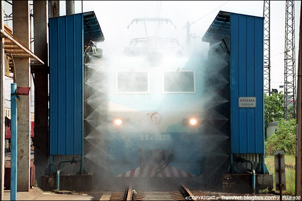 2003年8月，长沙机务段。SS8通过洗车机。（P3403）