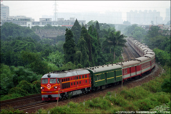 2006年10月。佛山三眼桥。广州-达州列车前往三水方向。（A4604）