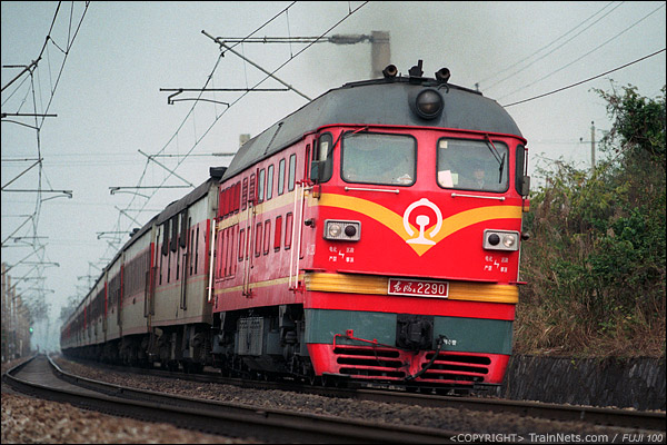 2005年3月。广东英德。DF4B牵引25G。（P4213）