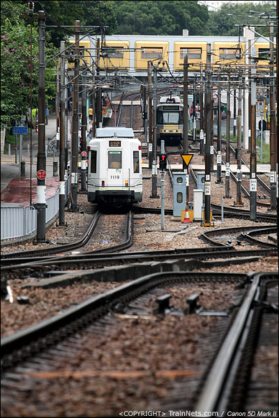 2011年10月14日。香港屯门。两辆香港轻铁615P线，屯门码头-兆康，在青云站与鸣琴站区间交汇。（IMG-0940-111014）