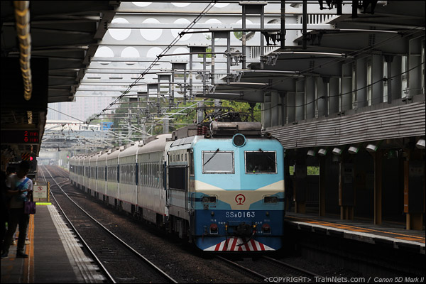 2013年3月25日。香港上水站。SS8牵引直通车T808次九龙-广州东经过上水站。（IMG-4130-130325）