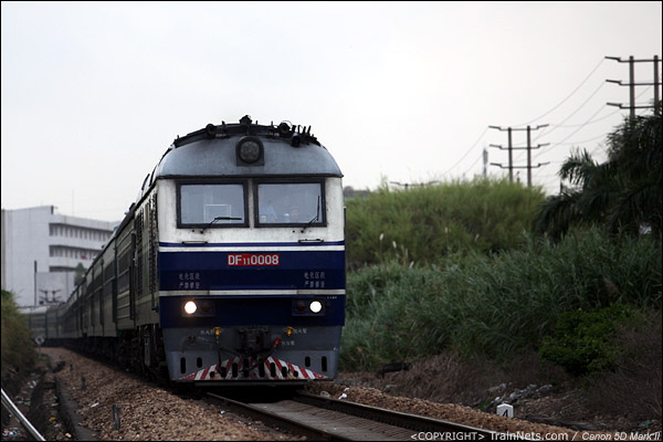 2012年8月21日。广东深圳坂田。DF11-0008号牵引K9064次，铜仁-深圳西开往深圳西站。（IMG-0468-120821）