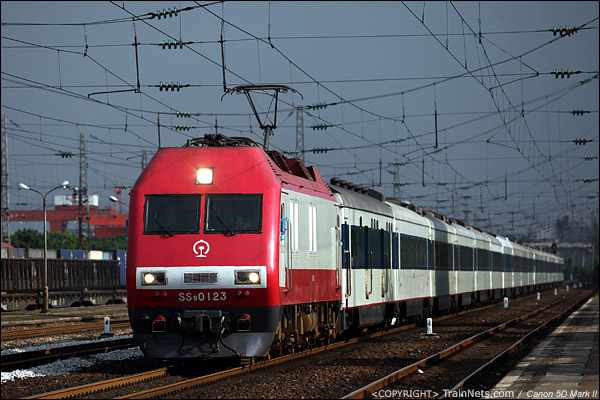 2012年7月15日。广州大朗站。T16次，广州-北京西通过大朗站，继续北上。（IMG-2919-120715）