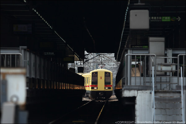 2013年8月10日。广州地铁一号线西朗站。一列“大西”开入西朗站。（IMG-0727-130810）