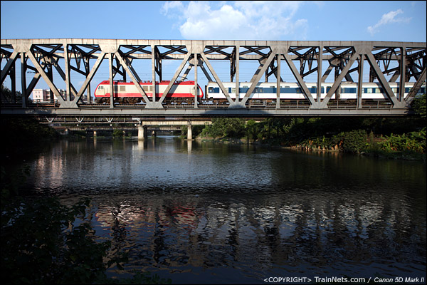 2013年9月20日。广州江村。 T16次，广州-北京西，通过江村铁桥北上。（IMG-2137-130920）