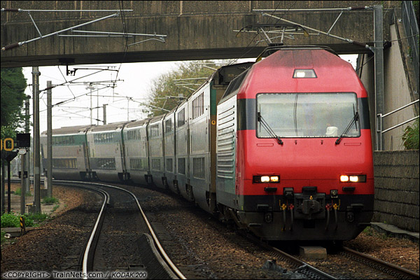 2006年3月。香港。 KTT南行，准备通过九广东铁（现东铁线）大学站。（P9604）