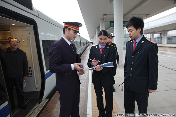 2013年12月17日。D2316次，列车到达惠州南站，列车长与站台简单交接。（IMG-4823-131217）