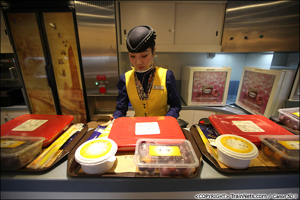 2013年12月17日。D2316次，餐车乘务员开始展示厦深线饭盒。（IMG-4961-131217）