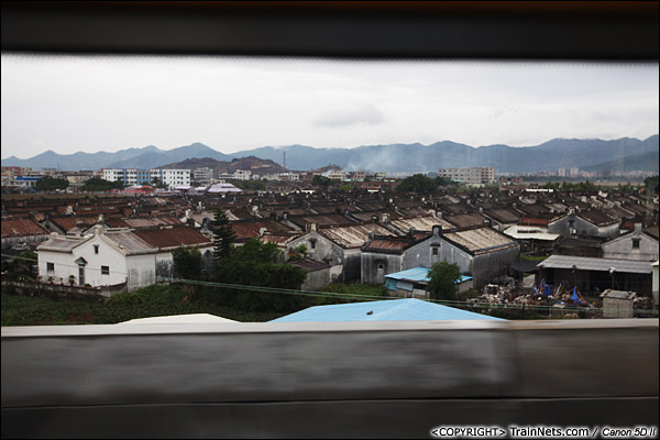 2013年12月17日。D2316次，列车经过普宁路段，两侧均是整齐的老房。（IMG-4997-131217）