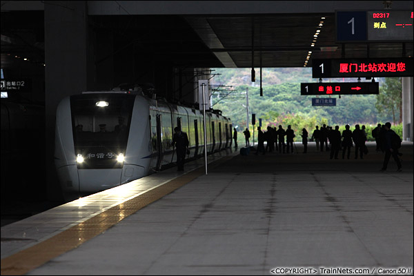 2013年12月17日。D2316次，列车抵达厦门北站，马上D2317次折返。（IMG-5158-131217）