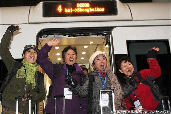 2013年12月28日。早上，深圳北站，厦深铁路首发的D2286次列车，一群前往厦门的老人在车前留影。（IMG-6426-131228）