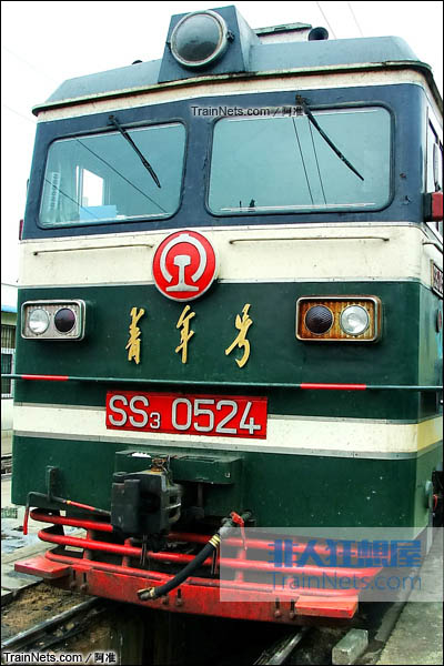 配属郑局信段的SS3型电力机车，为墨绿色涂装。（图/康文俊）