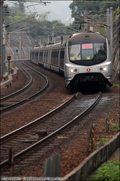 2014年3月14日。香港。 香港东铁线列车南行驶入大学站，该列车亦称“都城嘉慕电动列车”、“乌蝇头”。（IMG-0772-140314）