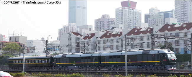 2014年4月某日。广东深圳。 DF11Z-0001机车作为开路先锋，离开深圳站北上。（IMG-3867-140416）