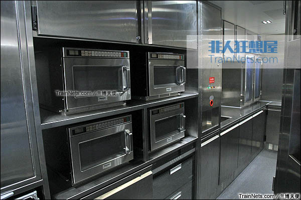 2015年12月。配属成都局的统型版本CRH380D。餐车厨房。（图/兰博天使）