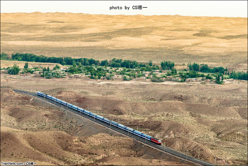 2014年06月07日早，宁夏中卫包兰铁路长流水展线。T70次。黄河、戈壁、高山、沙漠、铁路展线，这些美景成就了史诗般的长流水展线，美不胜收。