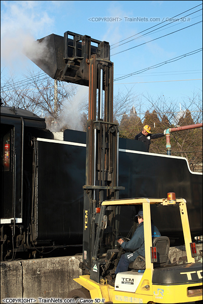 2012年2月2日。日本京都梅小路蒸汽机车博物馆。工人用铲车为机车加煤。（IMG-6827-120202）