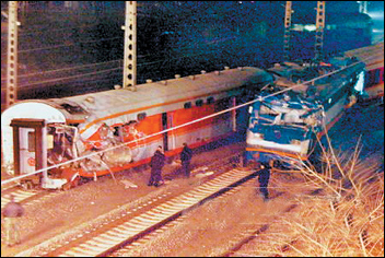 2004年11月19日22时30分，哈尔滨南岗区。一列由佳木斯开往北京的K340次旅客列车与SS9-0004发生碰撞。机车受损严重。随后整修后，0004号机车改为SS9G型。（互联网图）