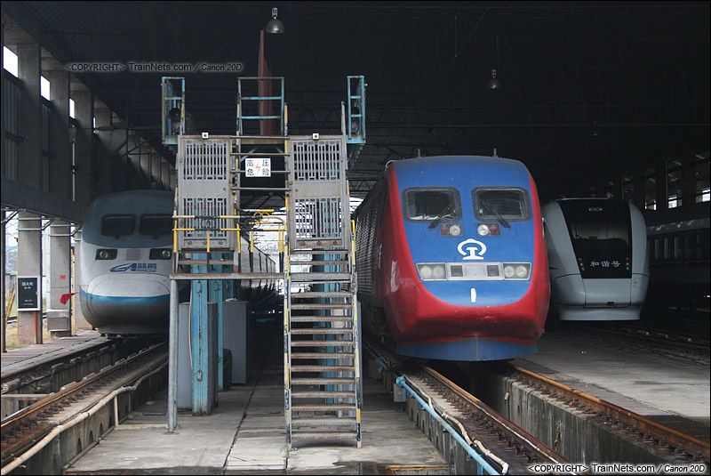 2007年9月24日。广州石牌车辆段。 在X2000被送往成都的前两天，广深线三代动车组停在库内。当时蓝箭已送往韶关，CRH1已全面开始使用。（IMG-3109-070924）