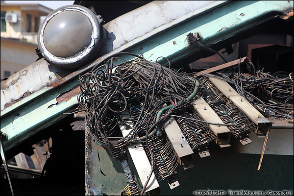 2014年8月31日。韶关机务段。 机车里分解出来的各种电缆。（IMG-9398-140831）