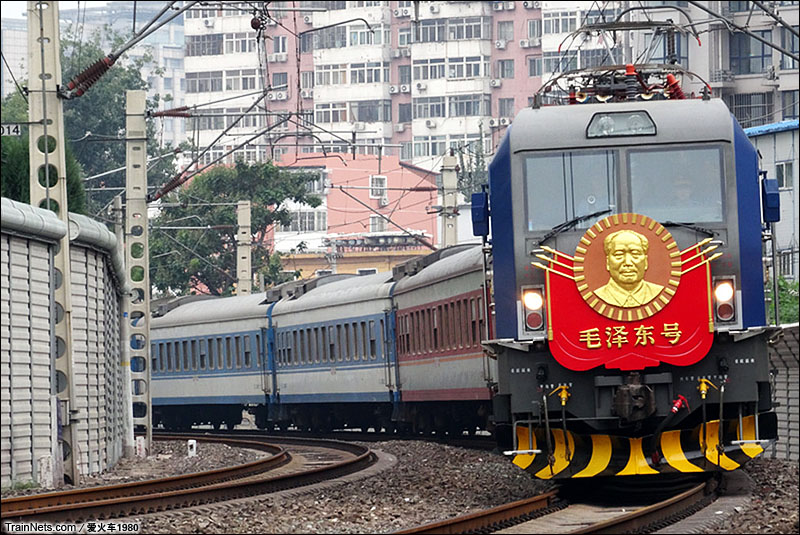 2014年8月。HXD3B-1893“毛泽东号”机车牵引客车通过北京手帕口道口。