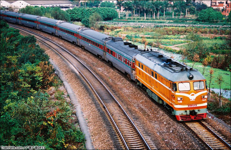 广东佛山南海，DF4B牵引25C客车担当的肇庆-九龙直通车通过三眼桥区间。