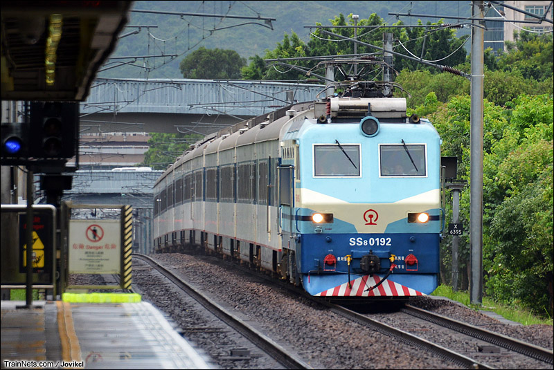 2014年6月6日。香港粉岭站。SS8牵引直通车通过粉岭站。