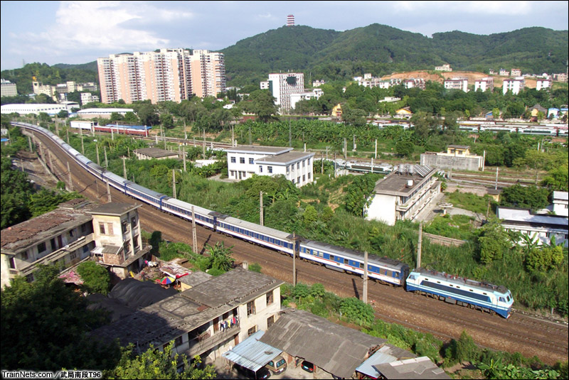 2014年8月28日，广东韶关机务段。SS8牵引客车南下。