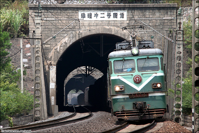 2009年9月2日。广东坪石。SS1牵引货车通过碓磑冲一、二号隧道群。