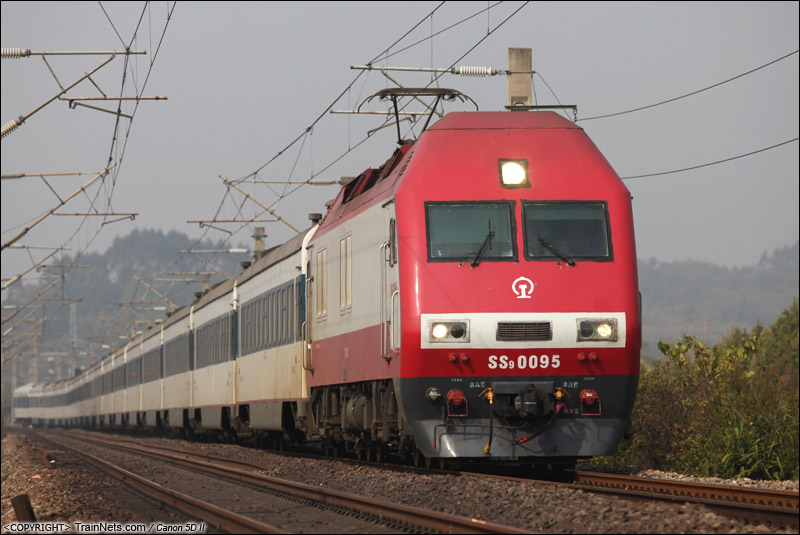 2014年1月29日。广东清远琶江口。 T201次,北京西-三亚。(IMG-6142-140129)