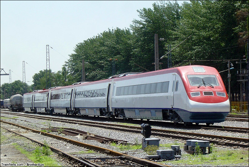2004年5月18日。北京环形铁道。广东三茂铁路与唐山车辆厂合作生产的内燃摆式动车组。