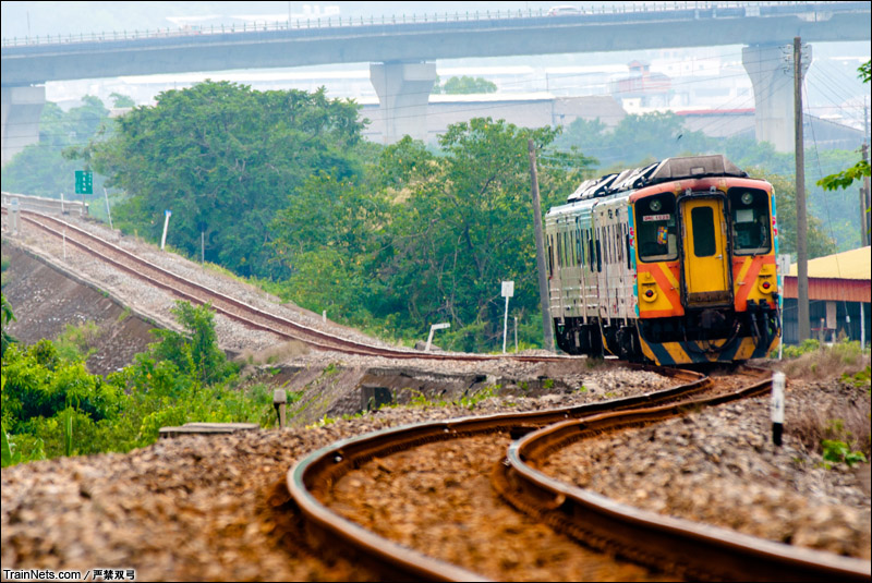 2014年8月。台湾內湾线。台铁DR1000型行驶在新竹县境内。