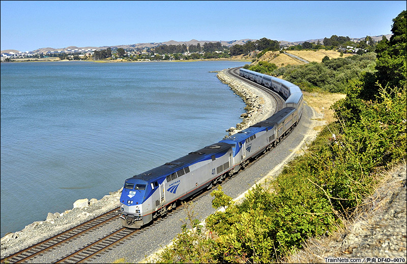 2014年8月19日，加州皮诺尔市。沿加州圣巴勃罗湾岸前行的美铁5次“加州和风”号长途客车。