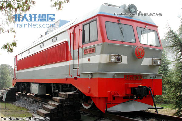 2006年10月。郑州世纪乐园内展示的SS5-0002号机车。（图/杆哥在地铁二号线）