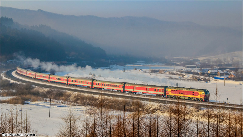 2012年1月。黑龙江省海林市。中东铁路。DF4DZ牵引K7053次，牡丹江-哈尔滨 通过横道河子。（图/Victor）