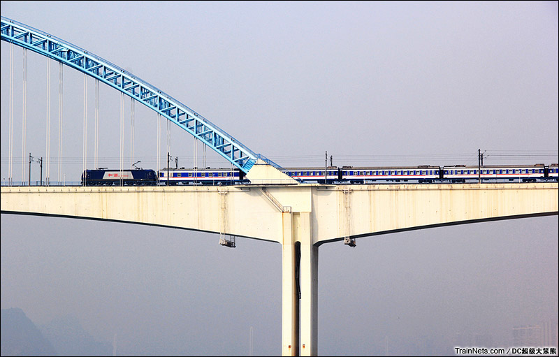 2015年1月17日。T49次，北京西-恩施通过宜万铁路长江大桥。