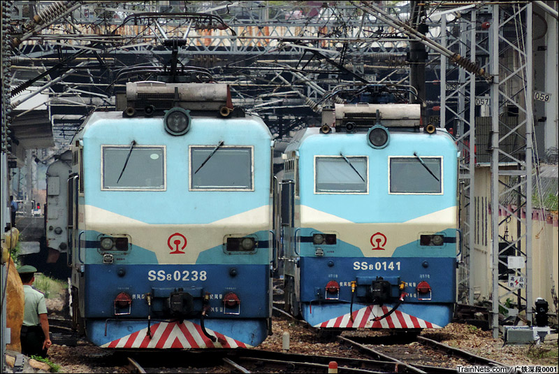 2015年5月10日。香港罗湖站。从香港眺望深圳站，休息的SS8-0141与刚刚解挂的0238相遇。