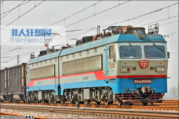 2014年3月。配属朔黄铁路的SS4B型电力机车。（图/赵家乐）