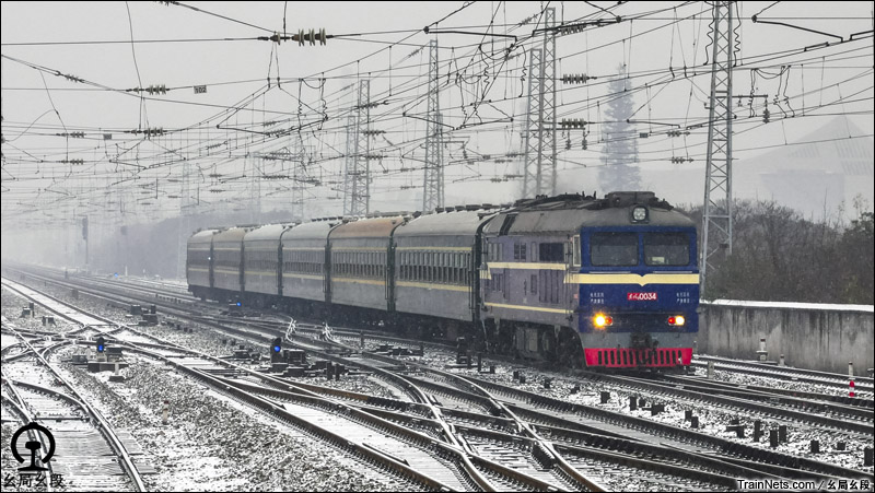 2015年1月29日。湖北武汉，汉阳站。DF8牵引过江通勤车。