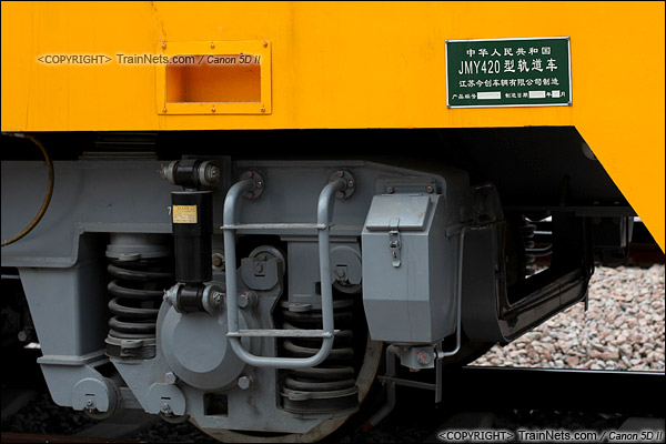 2011年6月。配属深圳地铁二号线的JMY420型轨道车。转向架、厂牌。（IMG-2467-110610）