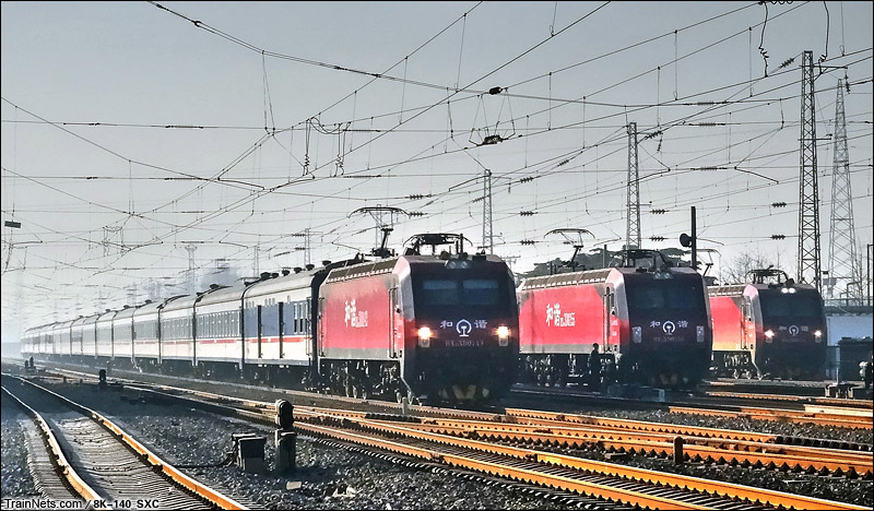 2014年12月。北京。丰台站南信号。并排三台HXD3D，从左至右三趟车依次是通过的T216次、换挂待发的T123次和Z235次。（图/8K-140_SXC）