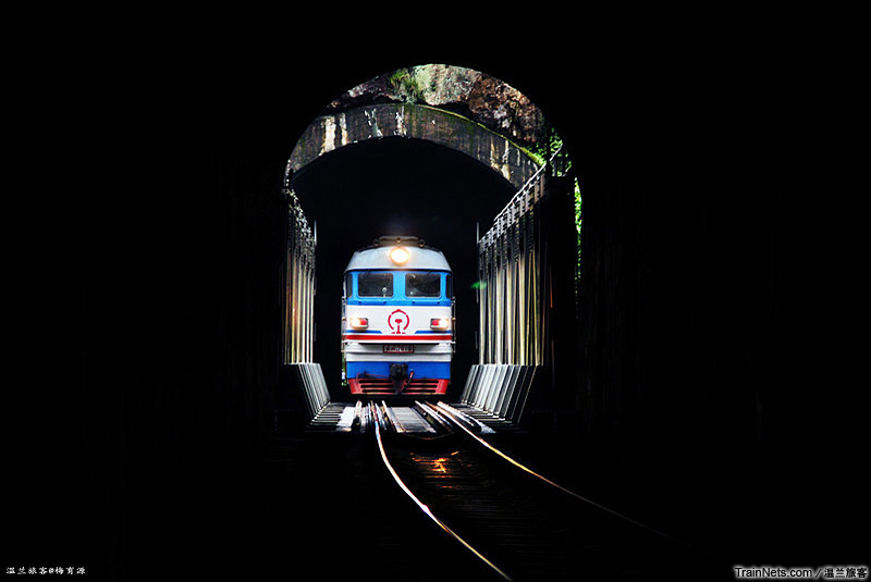 2015年2月10日。金温铁道。浙江青田石门洞，金温铁路DF4B牵引列车通过。