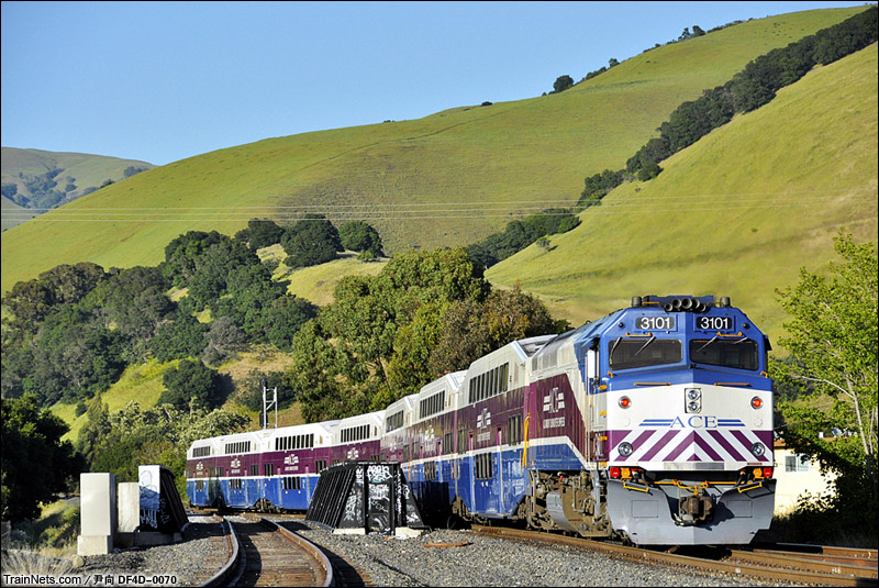 满载着大批通勤客的“阿特蒙快速”城际列车缓缓驶入维持着旱季来临前最后一抹葱绿的加州耐尔斯河谷，奔向大山另一侧的圣华金谷地。（图/尹向 DF4D-0070）