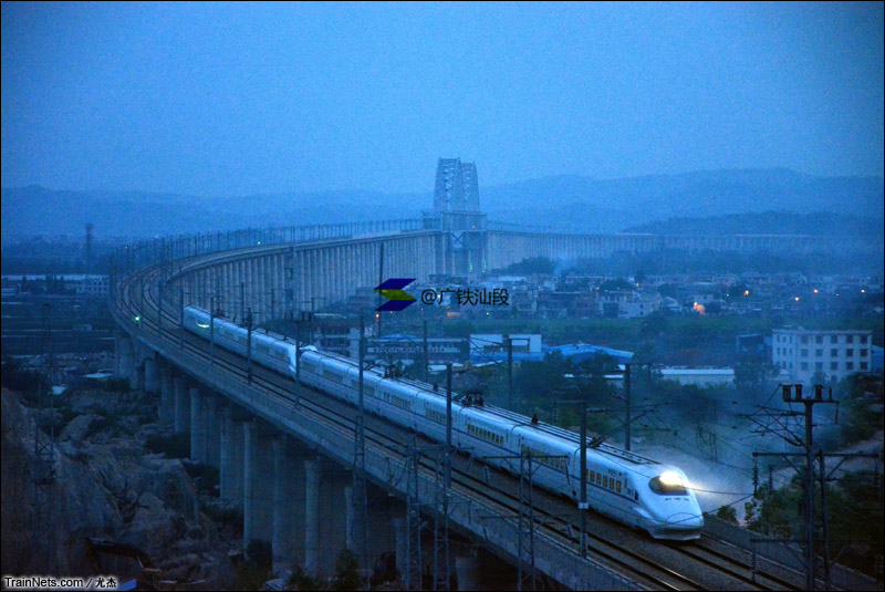 2015年6月18日。傍晚7点，厦深线列车通过厦深铁路榕江特大桥。（图/尤杰）